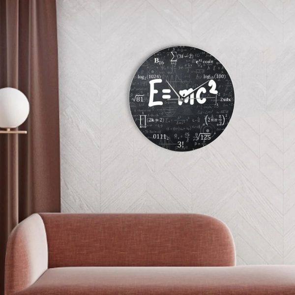 Relógio de parede com fundo preto e fórmulas matemáticas, destaque para a equação E=mc² em branco.