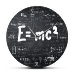 Relógio de parede com fundo preto, fórmulas matemáticas e físicas, destaque para a equação E=mc² em tamanho grande.