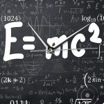 Relógio de parede com fundo de fórmulas matemáticas e físicas, destaque para o símbolo de Einstein e a equação E=mc².