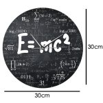 Relógio de parede com fundo preto, fórmulas matemáticas e a equação E=mc² em destaque, ponteiros brancos, diâmetro de 30cm.
