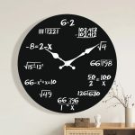 Relógio de parede preto com números e equações matemáticas em branco, mostrando horas e expressões matemáticas complexas.