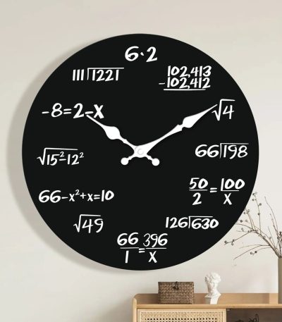 Relógio de parede preto com números e equações matemáticas em branco, mostrando horas e expressões matemáticas complexas.