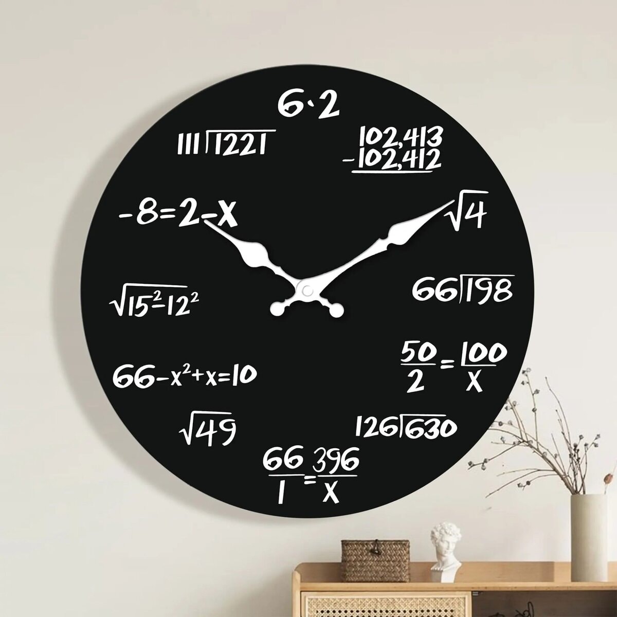 Relógio de parede preto com números e equações matemáticas em branco, mostrando horas e expressões matemáticas complexas.