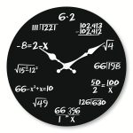 Relógio de parede com números e equações matemáticas, incluindo raízes quadradas, frações e expressões algébricas, em fundo preto com ponteiros brancos.