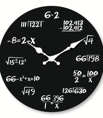 Relógio de parede com números e equações matemáticas, incluindo raízes quadradas, frações e expressões algébricas, em fundo preto com ponteiros brancos.