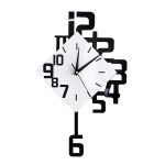 Relógio de parede com números grandes e ponteiros pretos, com elemento decorativo em forma de quadrado rotativo e ponteiro de segundos.