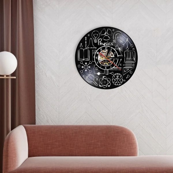 Relógio de parede preto com desenhos de conceitos de física, incluindo átomos, fórmulas e instrumentos científicos, decorando uma parede de sala moderna.