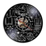 Relógio de parede com fundo preto, desenhos de símbolos físicos, fórmulas e instrumentos científicos em branco, com mecanismo visível no centro.