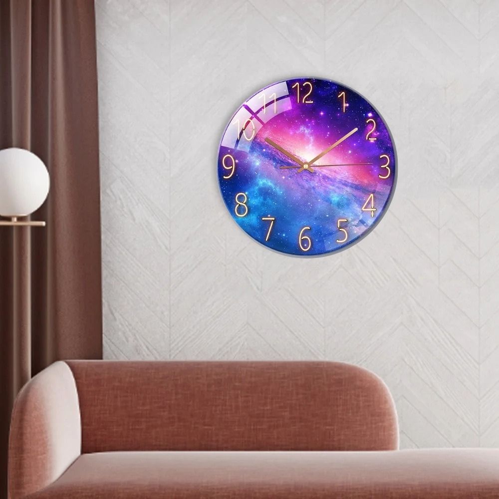 Relógio de parede com fundo de galáxia, números grandes e ponteiros dourados, decorativo e moderno.
