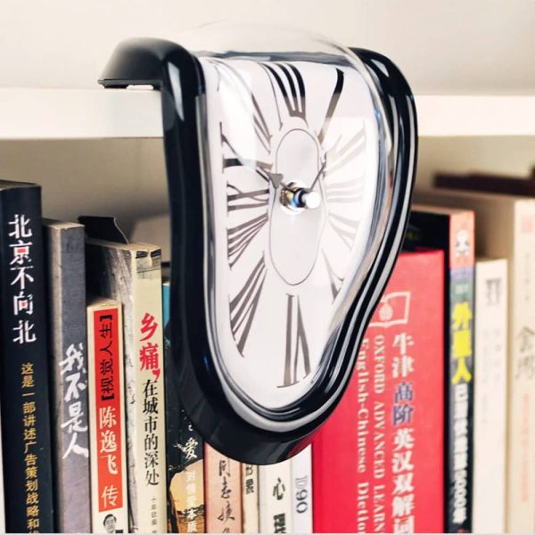 Relógio de parede com efeito de derretimento, estilo surrealista, pendurado numa estante de livros com títulos em chinês e inglês.