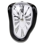 Relógio com efeito de derretimento, moldura preta, mostrador com números romanos, vidro curvado, estilo artístico surrealista.