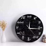 Relógio de parede com fundo preto e fórmulas matemáticas brancas, mostrando horas, minutos e várias expressões matemáticas complexas.