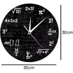 Relógio de parede preto com fundo de fórmulas matemáticas e equações, com ponteiros brancos e números destacados.