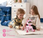 Crianças a brincar com robô de brinquedo rosa com olhos grandes e expressão divertida, em ambiente de quarto infantil bem decorado.
