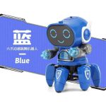 Robô de cor azul com cabeça e olhos digitais, braços com efeitos de luz, corpo com detalhes em cinza, rodas em forma de patas, em destaque ao lado de uma caixa com texto em chinês e inglês.