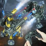 Robô de combate com armamento laser, controlado por um joystick, em ação de batalha com efeitos de luz e fumaça ao fundo.