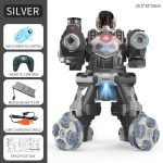 Robô de combate com design futurista, rodas grandes, luzes LED, controle remoto, bateria modular e cabo de carregamento USB, mostrado em fundo branco.
