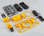 Peças do robô solar infantil, incluindo motores, chassis, sensores e componentes eletrónicos, dispostos sobre uma superfície.