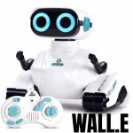 Robô branco com olhos azuis LED, controle remoto com botões azuis, rodas de tanque e braços articulados, usado para ensino de robótica para crianças.