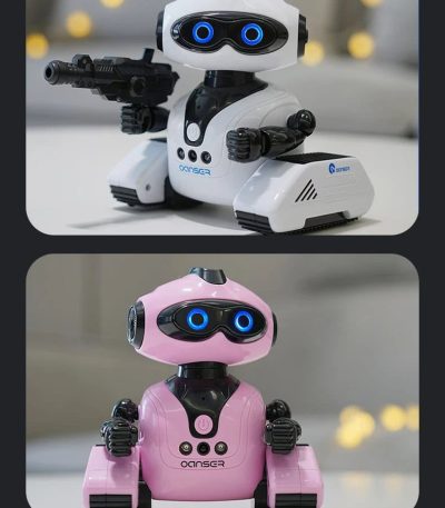 Robô infantil com corpo branco e detalhes pretos, olhos azuis brilhantes, segurando arma de brinquedo, em ambiente de loja de gadgets científicos.