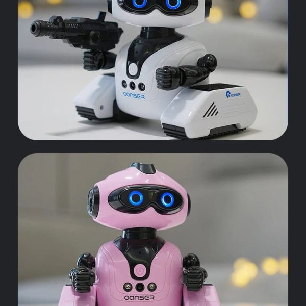 Robô infantil com corpo branco e detalhes pretos, olhos azuis brilhantes, segurando arma de brinquedo, em ambiente de loja de gadgets científicos.