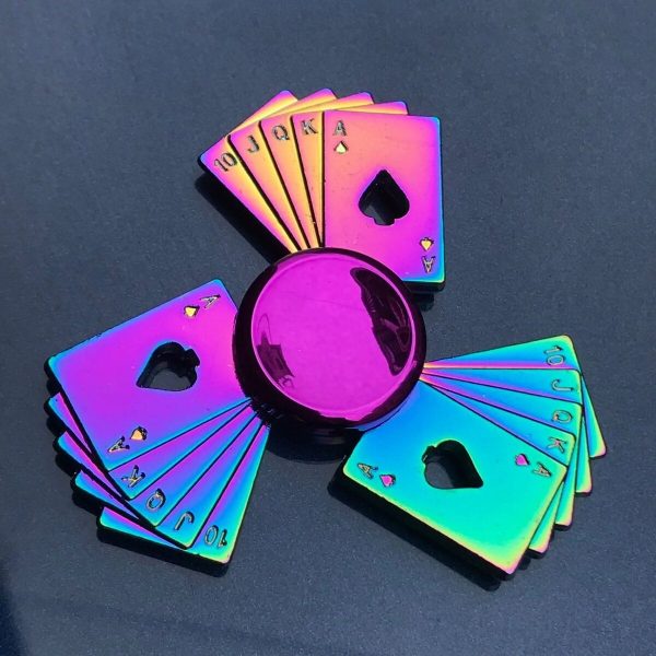 Baralho de cartas holográfico com efeito iridescente, mostrando várias cartas com símbolos e números, em disposição circular sobre uma superfície escura.