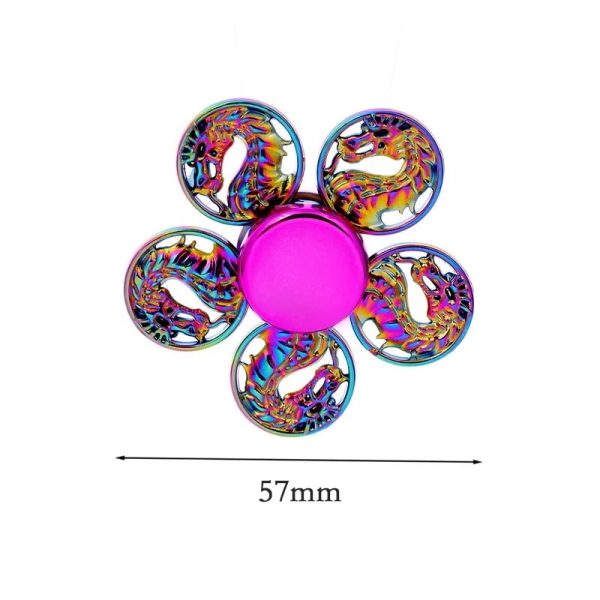 Spinner de mão com cinco braços decorados com dragões coloridos, centro rosa, medindo 57mm de diâmetro, visto de cima.