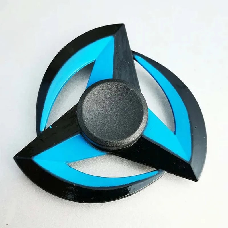 Spinner de mão azul com design de três pontas, destaque para o centro preto e detalhes em azul claro, sobre fundo branco.