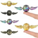 Spinner de mão com asas douradas, acabamento metálico brilhante, mostrado em diferentes ângulos e cores, incluindo detalhes de textura e escala de uso na ponta do dedo.