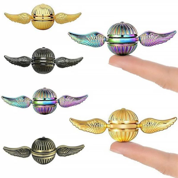 Spinner de mão com asas douradas, acabamento metálico brilhante, mostrado em diferentes ângulos e cores, incluindo detalhes de textura e escala de uso na ponta do dedo.
