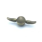 Mini spinner com corpo dourado e asas de metal com detalhes em escama, com efeito de movimento de rotação.