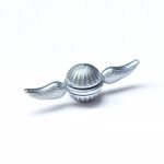 Spinner de mão com asas metálicas douradas, detalhes em relevo e design aerodinâmico, sobre fundo branco.