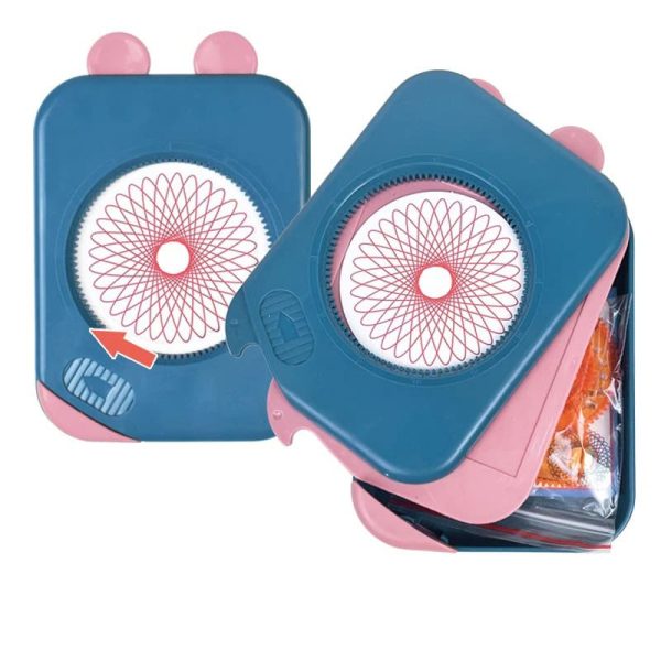 Dispositivo de desenho Spirograph com base azul e detalhes rosa, mostrando o mecanismo de rotação e o padrão de desenho em uma superfície plana.