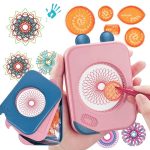 Conjunto de brinquedo de desenho com discos coloridos e caneta, mostrando diferentes padrões geométricos criados pelo Spirograph.