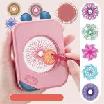 Dispositivo de desenho Spirograph em rosa com duas rodas azuis e várias formas coloridas de padrões geométricos ao redor, incluindo círculos e estrelas.