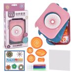 Conjunto de brinquedo de desenho Spirograph com peças laranja, canetas coloridas, e moldes de diferentes formas, incluindo uma caixa rosa e uma embalagem com instruções.