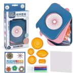 Conjunto de estêncil com várias formas geométricas e cores vibrantes, incluindo rodas de diferentes tamanhos, canetas coloridas e uma caixa de armazenamento.