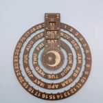 Calendário Perpétuo de Parede em Madeira Gravada – Image 6