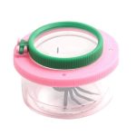 Lupa de mão com armação rosa e lente grande, acompanhada de caixa transparente com insetos dentro, ideal para observação científica infantil.