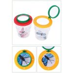 Lupa com tampa amarela e verde, relógio com borboleta azul e fundo de jardim, ambos para crianças.