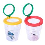 Duas latas de plástico transparentes com tampas coloridas, uma amarela e uma vermelha, com lupas integradas na tampa para observação de insetos.
