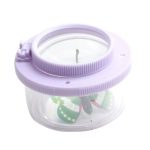 Lupa portátil com luz LED e recipiente de plástico transparente, ideal para observar insetos de perto.