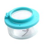 Lupa de mão com estrutura de plástico azul e lente grande, ideal para observar insetos e pequenos detalhes.