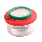Lupa com recipiente transparente e tampa vermelha, contendo uma aranha dentro, ideal para observação de insetos.