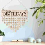 Quadro decorativo com dias do ano em forma de corações, para marcar aniversários familiares, pendurado na parede com uma corda.
