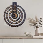 Calendário perpétuo de parede em madeira com dias, meses e dias da semana, decorado com elementos astronómicos e detalhes dourados.