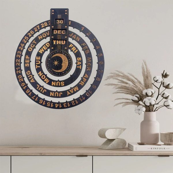 Calendário perpétuo de parede em madeira com dias, meses e dias da semana, decorado com elementos astronómicos e detalhes dourados.