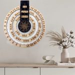 Calendário perpétuo de parede em madeira com dias, meses e anos, decorado com elementos de design minimalista e natural.