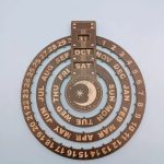 Calendário perpétuo de parede em madeira com dias, meses e fases da lua, decorativo e funcional para ciência e educação.