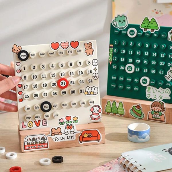 Calendário perpétuo infantil com desenhos de animais, corações, árvores e elementos de decoração, incluindo um calendário mensal, uma lista de tarefas e uma moldura decorativa.